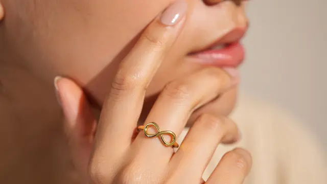 Tren Cincin Emas Minimalis Terbaru untuk Anak Muda (AI)