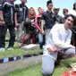 Reza Rahadian ziarah ke Makam Benyamin S. (Deki Prayoga/bintang.com)