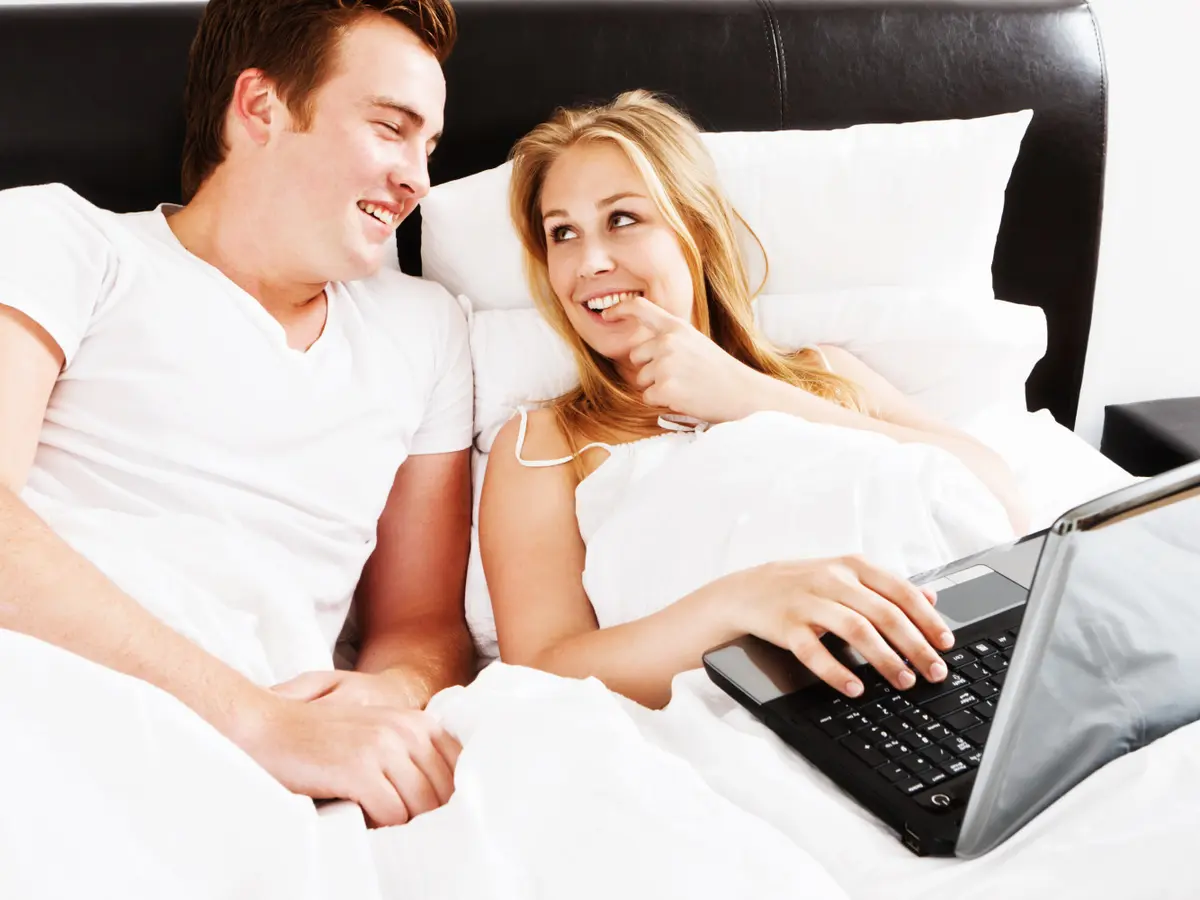 Tips Seksi Nonton Film Porno Bersama Pasangan - Health Liputan6.com