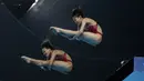 Aksi Zhang Jiaqie dan Zhang Minjie pasangan peloncat indah asal China yang meraih medali emas di nomor papan 10 meter sinkronisasi pada Asian Games 2018 di Stadion Akuatik, Gelora Bung Karno Senayan Jakarta, Selasa (28/8/2018). (Bola.com/Peksi Cahyo)