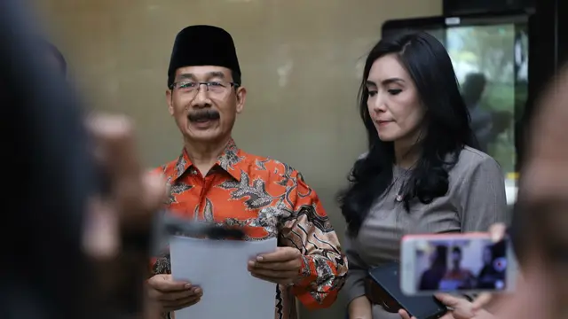 Bupati Kabupaten Solok Selatan Muzni Zakaria dan anggora Fraksi PDIP Rieke Diah Pitaloka ke Kemenpan-RB untuk menyerahkan berkas CPNS dokter gigi Romi.