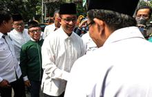 FOTO: Senyum Anies Baswedan Berkoko Putih Sambangi Tasyakuran Harla PKB, Perwakilan 4 Partai Sambut Hangat Kehadirannya