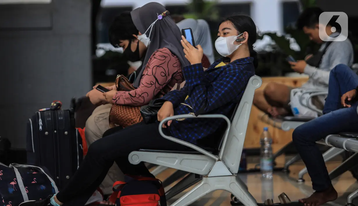 Calon penumpang menunggu keberangkatan di stasiun kereta Pasar Senen, Jakarta, Senin (20/12/2021). Tiket yang terjual tersebut masih di bawah 30% dari total kapasitas yang KAI sediakan. (Liputan6.com/Johan Tallo)