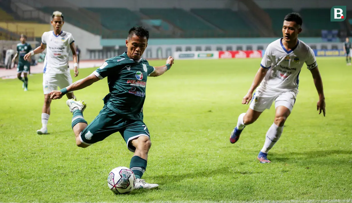 PSMS Medan tampil lebih dominan dengan lebih sering melancarkan serangan bertubi-tubi ke lini pertahanan Laskar Mataram. (Bola.com/Bagaskara Lazuardi)