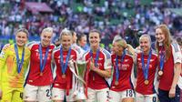 Para pemain Arsenal berpose usai memenangkan final Liga Champions Wanita melawan Barcelona di Stadion Jose Alvalade, Sabtu, 24 Mei 2025. (AP Photo/Jose Breton)