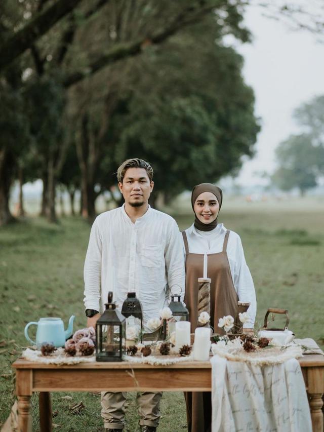 Jarang Tersorot, Ini 6 Potret Romantis Rizal Armada dan Istri