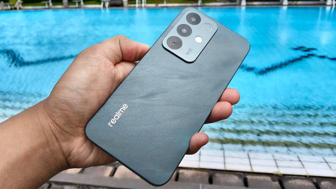 Potret tampak belakang Realme C85 (Liputan6.com/Arief Ferdian Maulana)