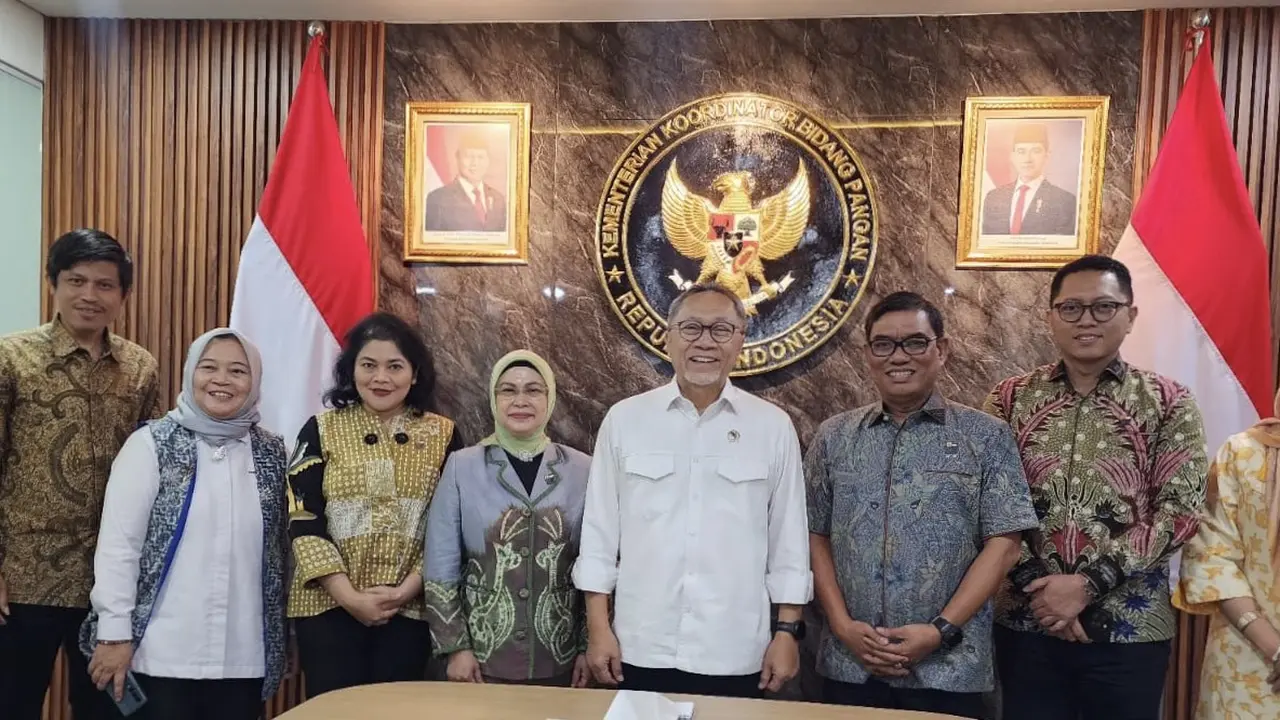 Menko Pangan Zulkifli Hasan bersama Deputi Bidang Koordinasi Keterjangkauan dan Keamanan Pangan, Nani Hendiarti menyambut kehadiran delegasi Dewan Pengurus Pusat Asosiasi Pengusaha dan Pengelola Dapur Makan Bergizi Gratis Indonesia (DPP APPMBGI) (Istimewa