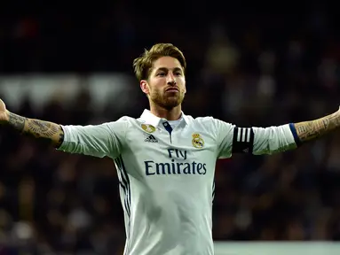 Bek Real Madrid, Sergio Ramos melakukan selebrasi usai mencetak gol ke gawang Real Betis pada lanjutan La Liga Spanyol di Stadion Bernabeu, Madrid, (13/3). Ramos menjadi penentu kemenangan Real Madrid atas Real Betis  2-1.  (AFP Photo / Gerard Julien)