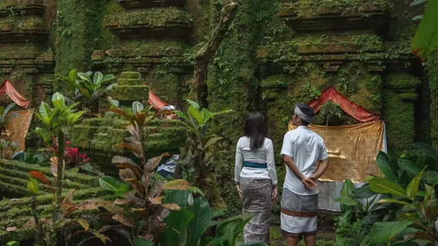 Dian Sastrowardoyo Liburan di Ubud, Bali pakai kebaya dipadukan kai batik. [@therealdisastr]