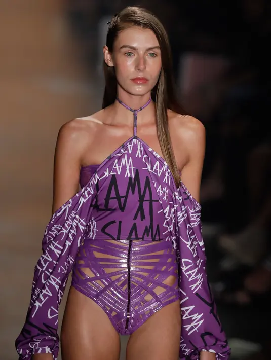 Model memperagakan kreasi busana karya Amir Slama dalam Sao Paulo Fashion Week di Brasil, (16/3). Perancang busana asal Brasil ini menampilkan kreasi pakaian renang yang berkilau dan seksi. (AP Photo / Andre Penner)