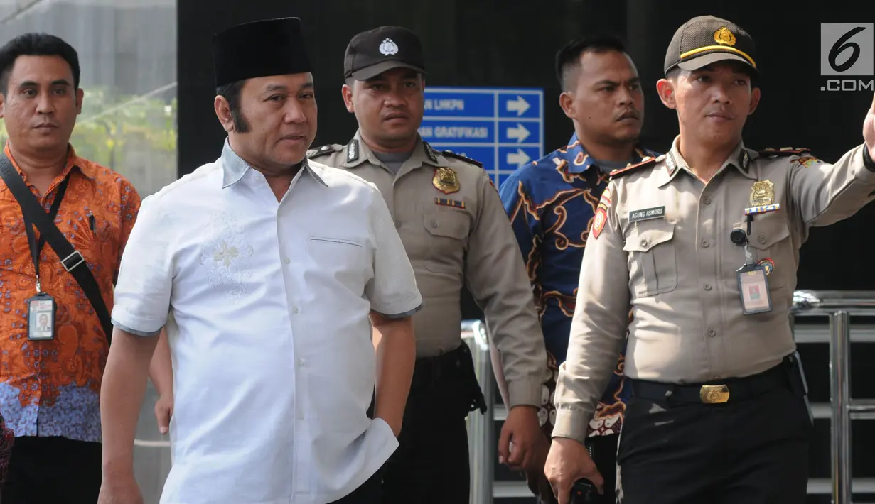 Bupati Lampung Selatan Zainudin Hasan (kemeja putih) terjaring OTT dikawal petugas tiba di gedung KPK, Jakarta, Jumat (27/7). Zainudin Hasan akan menjalani pemeriksaan 1x24 jam diduga menerima suap terkait proyek infrastruktur. (Merdeka.com/Dwi Narwoko)