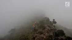 Pendaki melintasi hutan belantara yang tertutup kabut saat mendaki Gunung Sumbing via jalur Bowongso, Wonosobo, Jawa Tengah (3/4). Gunung berketinggian 3.371 mdpl tersebut menjadi salah satu gunung favorit bagi para pendak. (merdeka.com/Iqbal S. Nugroho)