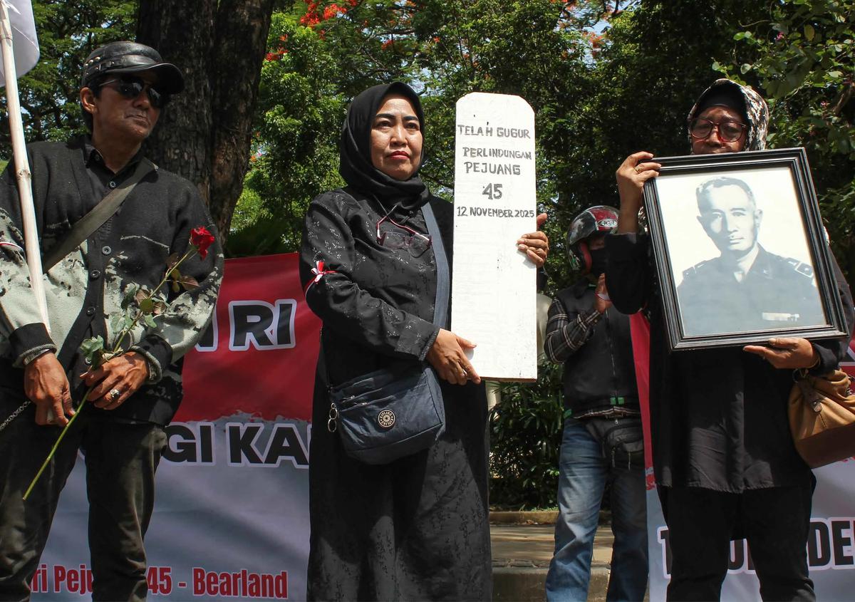 FOTO:  Aksi Putra-Putri Pejuang 45 di Monas Soroti Pengosongan Rumah di Kompleks Berlan