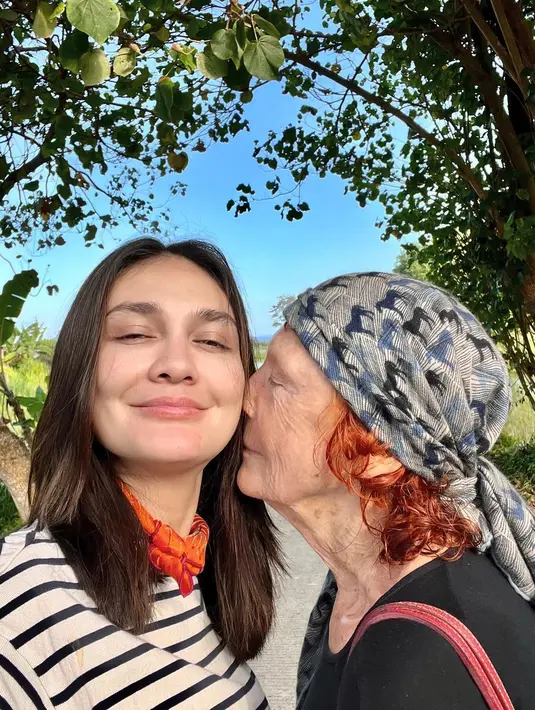Lagi, potret cantik Luna Maya mesra bersama sang Ibu, menampilkan dirinya tanpa riasan. Wajah bare face Luna Maya juga dipuji cantik. [Foto: Instagram/lunamaya]