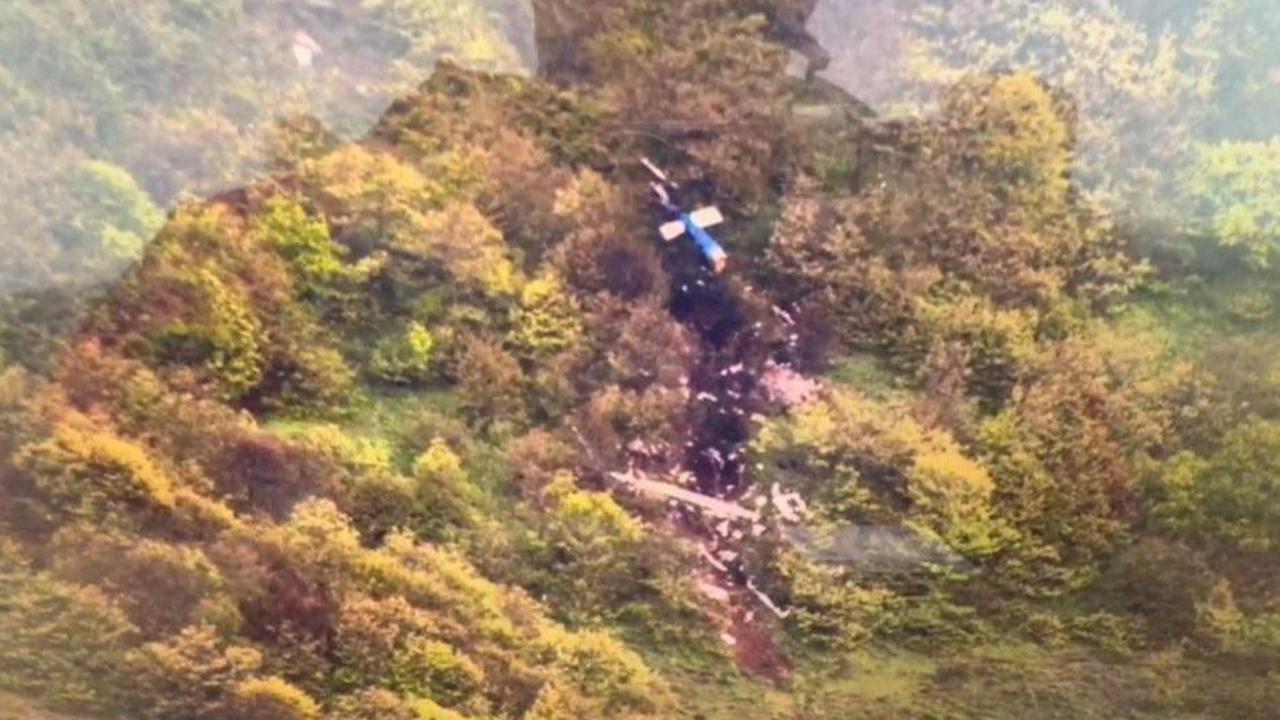 Dalam foto yang dirilis Press TV, helikopter berwarna biru itu terlihat jatuh menghantam gunung dan tergelincir dari gunung yang curam dan dipenuhi vegetasi.