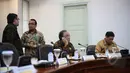 Presiden Joko Widodo memimpin rapat terbatas di Kantor Istana Kepresidenan, Jakarta, Senin (13/4/2015). Tampak, Menko Kemaritiman Indroyono Soesilo menelepon jelang dimulainya ratas yang membahas sektor kelautan dan perikanan. (Liputan6.com/Faizal Fanani)