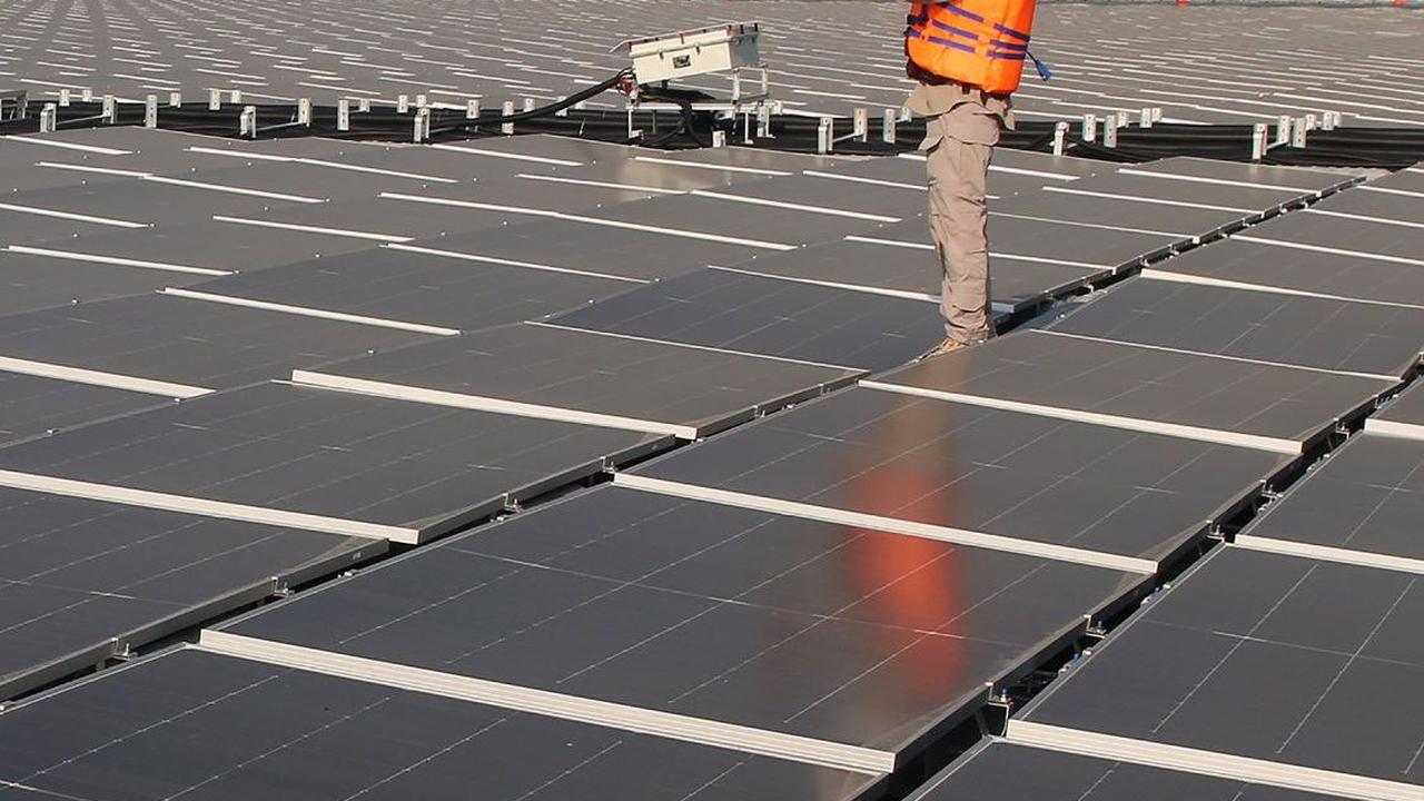 PLTS membentang di area seluas 200 hektar yang dibangun dalam 13 blok dengan lebih dari 340.000 solar panel.