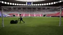 Pekerja mempersiapkan National Stadium untuk turnamen sepak bola Copa America di Brasilia, Brasil, Jumat (11/6/2021). Stadion tersebut akan menjadi tuan rumah laga pembukaan pada 13 Juni waktu setempat atau 14 Juni dini hari WIB. (AP Photo/Eraldo Peres)