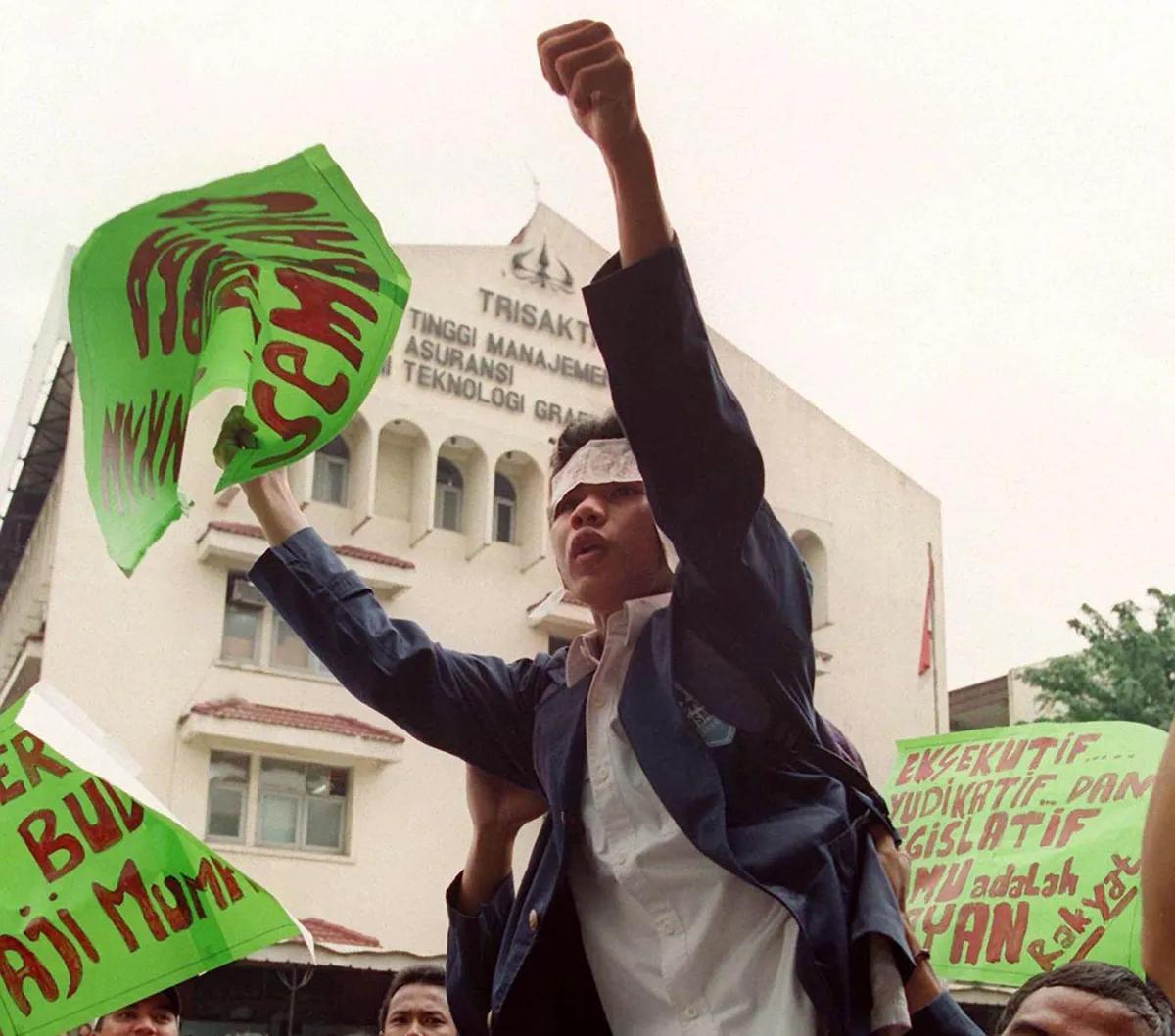 Krisis moneter yang melanda seluruh dunia pada pertengahan 1997 turut berimbas kepada Indonesia.  Saat itu harga-harga kebutuhan melambung tinggi, daya beli masyarakat berkurang, nilai tukar Rupiah juga terus melemah. 

Kondisi ini menjadi momentum sema
