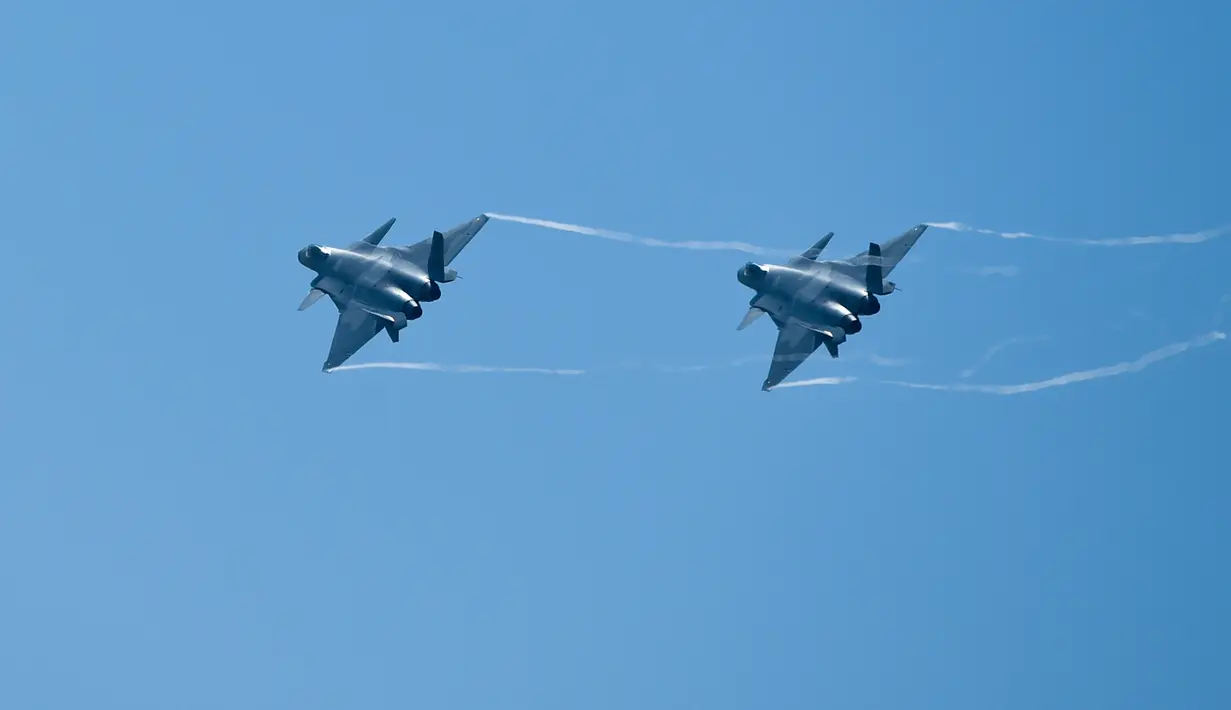 Jet tempur siluman J-20 milik Angkatan Udara Tentara Pembebasan Rakyat China (PLAAF) tampil pada China Airshow 2018 di Guangdong, Selasa (6/11). Pameran yang dilakukan dua tahun sekali ini berlangsung 6 hingga 11 November mendatang. (WANG ZHAO / AFP)