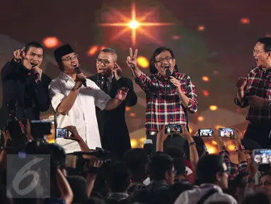 Suasana usai acara Debat Pilgub DKI 2017 putaran kedua, Jakarta, Jumat (27/1). Para paslon terlihat bernyanyi bersama. (Liputan6.com/Faizal Fanani)