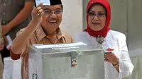 Capres Jusuf Kalla bersama Ibu Mufidah Jusuf Kalla memperlihatkan surat suara sebelum dimasukan dalam kotak suara di TPS 19 Taman Suropati, Menteng, Jakarta.(Antara)