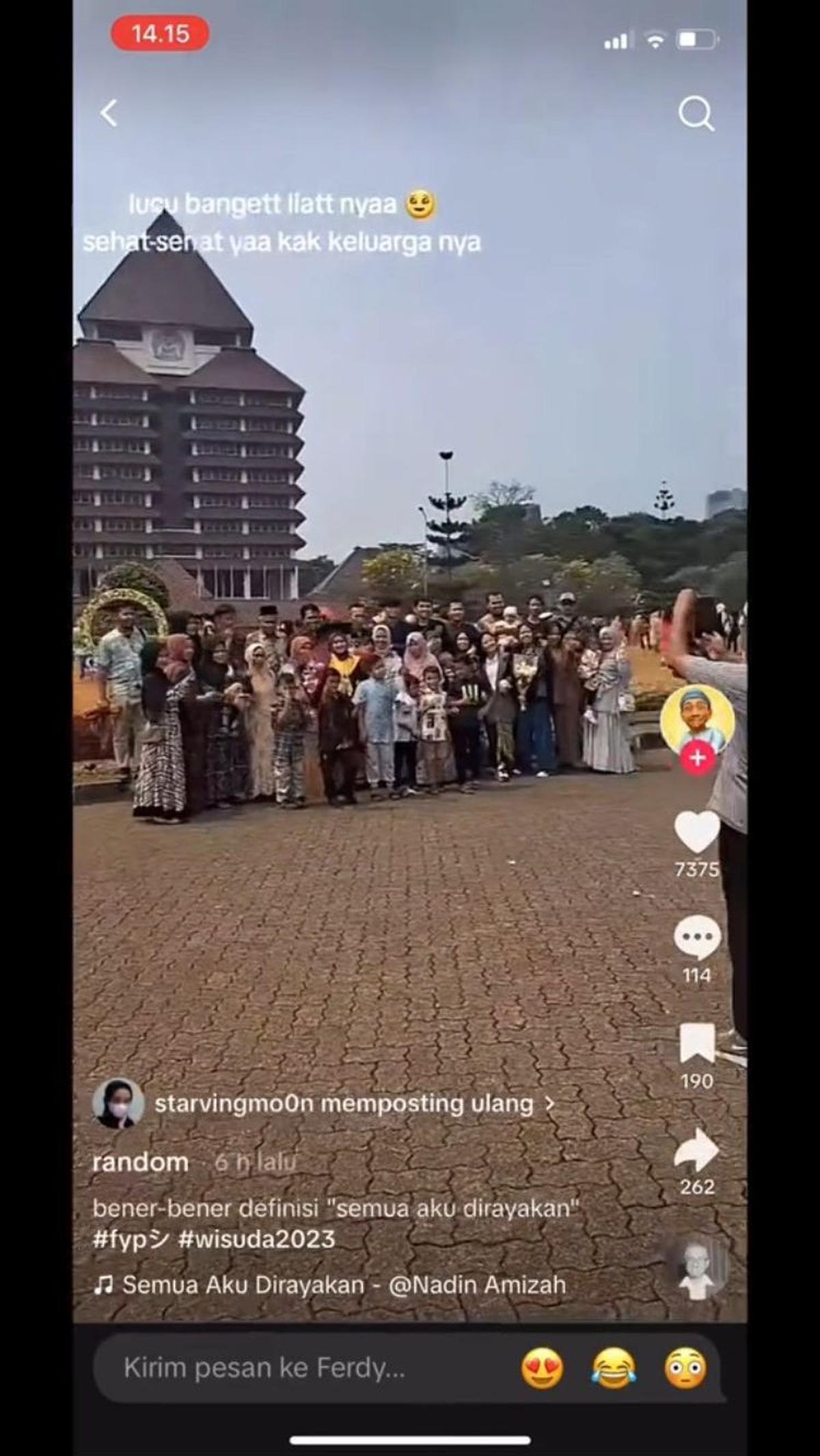 Awalnya, akun tersebut mengunggah video saat wisudawan itu berfoto bersama keluarga besarnya.<br><br>Tampak wisuda mahasiswi UI itu dihadiri oleh puluhan kerabatnya.