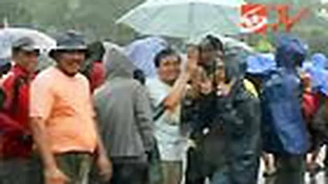 Hujan Deras, Antrean Tiket Tetap Mengular
