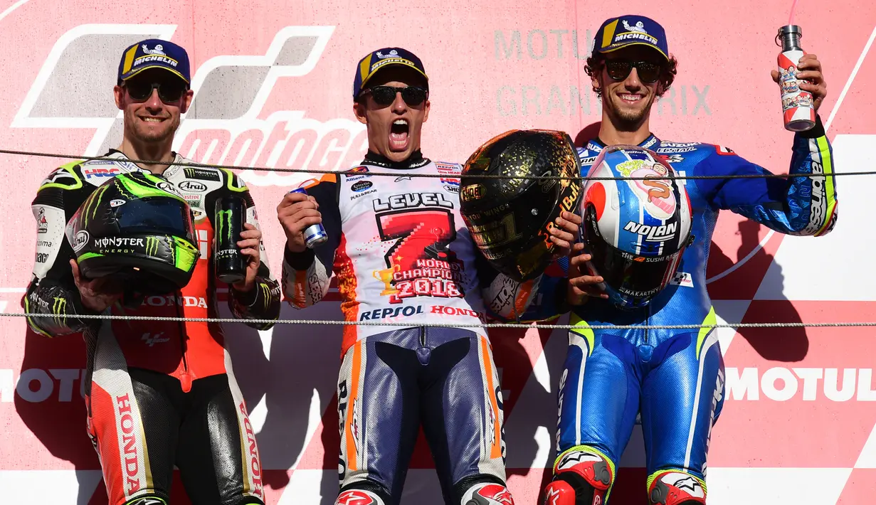 (Dari kiri) Pembalap LCR Honda, Cal Crutchlow, pembalap Repsol Honda, Marc Marquez dan pembalap Suzuki Ecstar, Alex Rins berpose di atas podium MotoGP Jepang 2018, Minggu (21/10). Marquez menjuarai balap MotoGP Jepang. (Martin BUREAU / AFP)