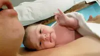Seorang bayi yang baru lahir beberapa menit dan lakukan isyarat 'OK' menjadi tenar di internet. Bagaimana ceritanya?
