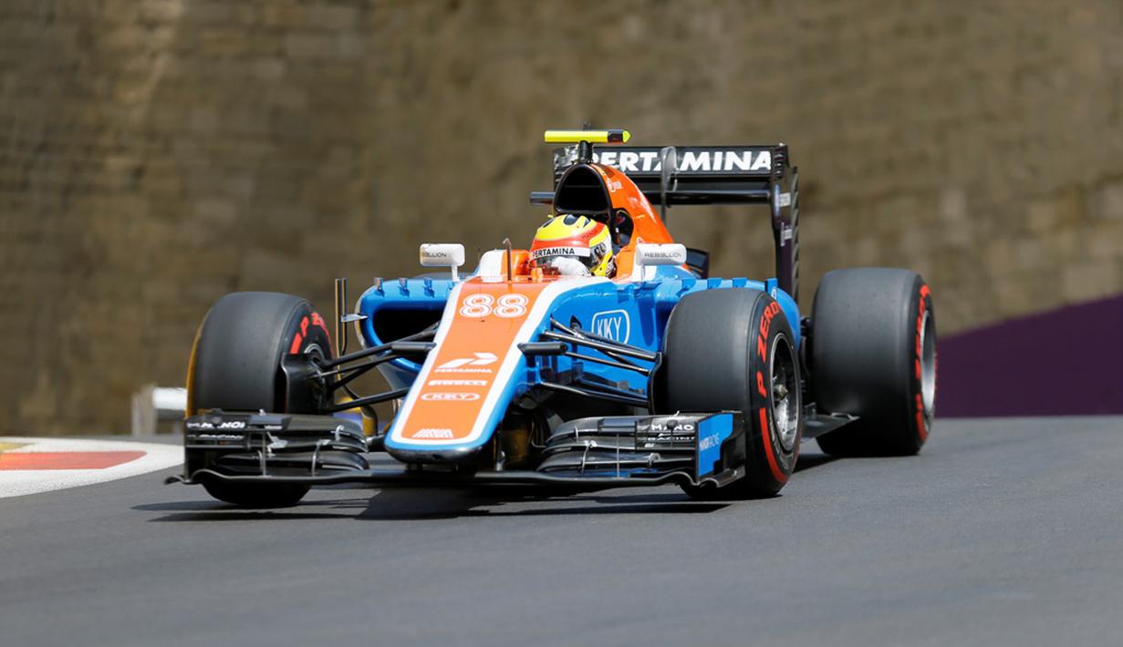 Start dari posisi ke 18, pada lap pertama, Ro Haryanto terpaksa harus masuk pit untuk mengganti sayap depan yang patah dalam F1 GP Baku di Sirkuit Baku, Azerbaijan, Minggu (19/6/2016). (EPA/Zurab Kurtsikidze)