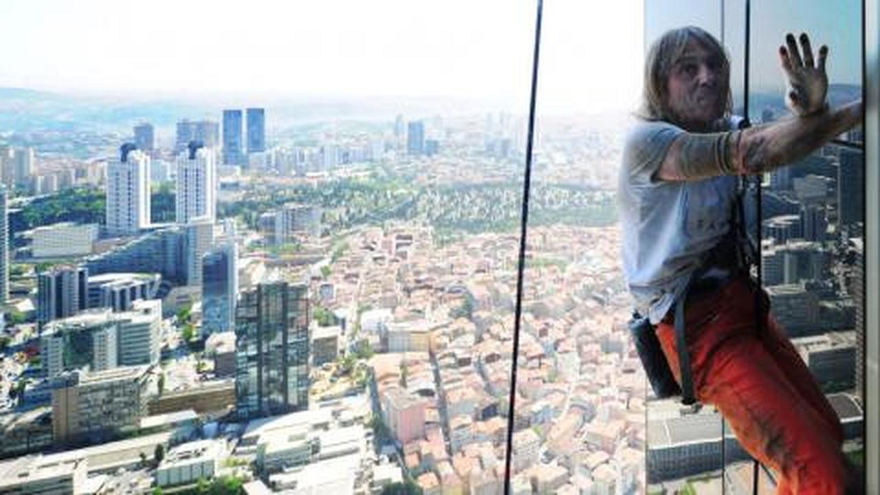 Pakai tali, 'Spiderman' mulai panjat Bakrie Tower