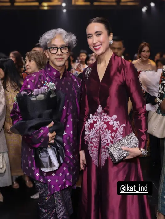 Dress ini jadi bagian dari koleksi yang ditampilakn dengan motif bunga putih besar di tengah [@widi.wardhana]