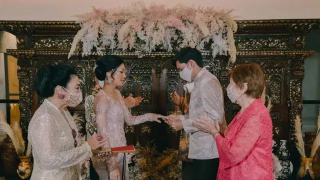7 Momen Lamaran Adipati Dolken dan Canti Tachril, Hanya Dihadiri Keluarga