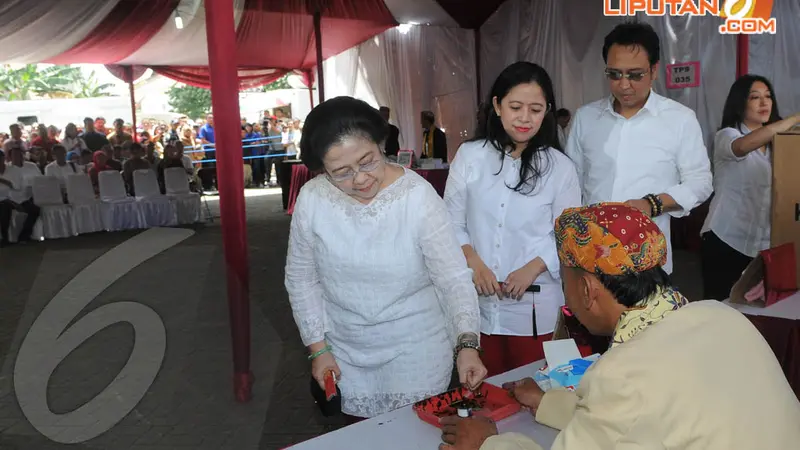 [FOTO] Jokowi Temani Bu Mega Pergi ke TPS