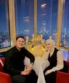 Momen spesial tersebut dirayakan secara intim bersama sang suami dalam suasana birthday dinner romantis dengan latar gemerlap lampu kota di malam hari. [@kesharatuliu05].