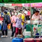 Orang-orang berbelanja di pasar terbuka di luar Taman Lumpini yang dibuka kembali setelah pelonggaran beberapa langkah pengendalian karena Corona COVID-19 di Bangkok, Minggu (3/5/2020). Thailand mulai melonggarkan aturan pembatasan pergerakan orang dan pertemuan. (Mladen ANTONOV/AFP)