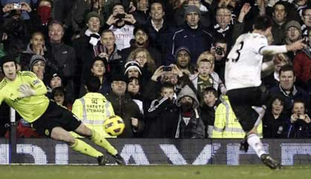 Kiper Chelsea Petr Cech (kiri) menyelamatkan gawang dari kebobolan terhadap penalti Clint Dempsey ketika melawat ke kandang Fulham pada partai Liga Premier di Craven Cottage, 14 Februari 2011. AFP PHOTO/IAN KINGTON