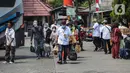 <p>Masyarakat yang hendak mudik tiba di Terminal Kalideres, Jakarta Barat, Senin (25/4/2022). Menteri Perhubungan (Menhub) Budi Karya Sumadi sebelumnya menyarankan masyarakat untuk mudik lebih awal guna menghindari risiko kemacetan lalu lintas. (Liputan6.com/Johan Tallo)</p>