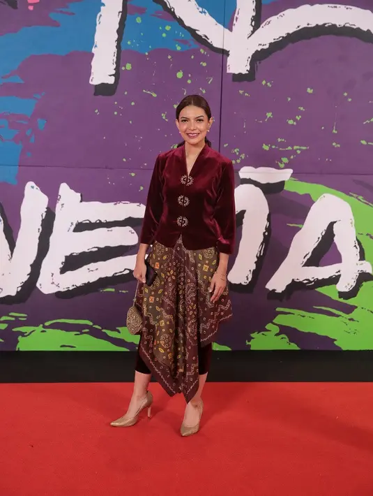 Pemeran Nani Wijaya dalam film Sri Asih, Najwa Shihab terlihat menawan dalam balutan kebaya merah maroon dari Ghea Fashion Studio. [Fimela/Adrian Utama Putra].