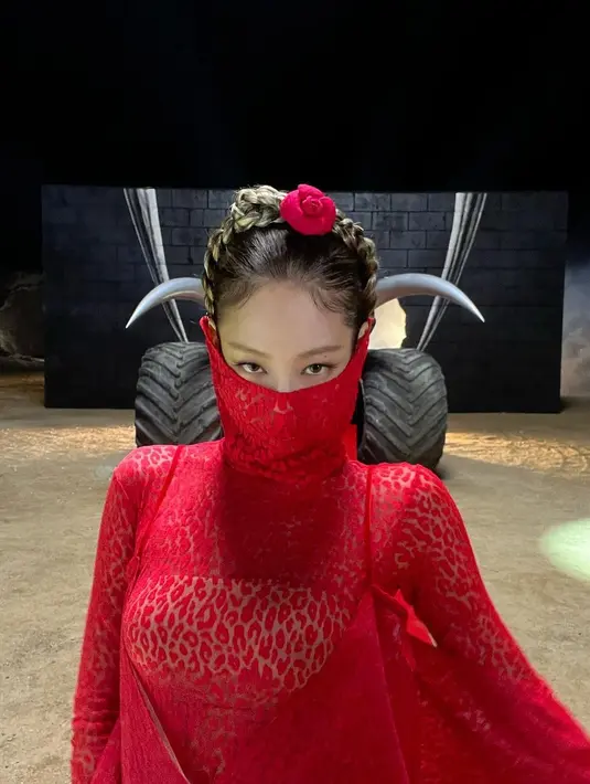<p>Jennie Blackpink di lokasi syuting Pink Love. (Foto: Instagram/ jennierubyjane)</p>
