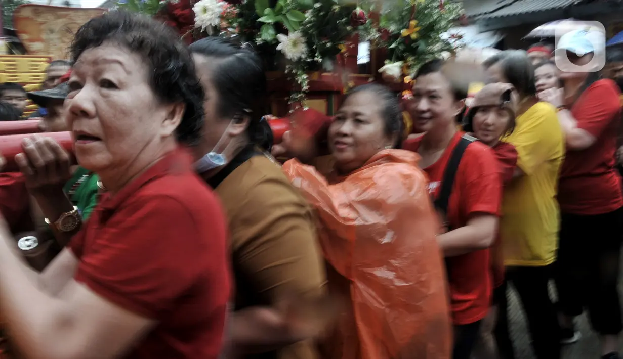 Arak-arakan rupang saat perayaan Cap Go Meh Tahun Baru Imlek 2571 di Jatinegara, Jakarta, Minggu (9/2/2020). Meski hujan, perayaan Cap Go Meh berlangsung meriah dengan atraksi barongsai dan liong serta arakan dewa-dewa (rupang), mengelilingi kawasan Jatinegara. (merdeka.com/Iqbal S Nugroho)