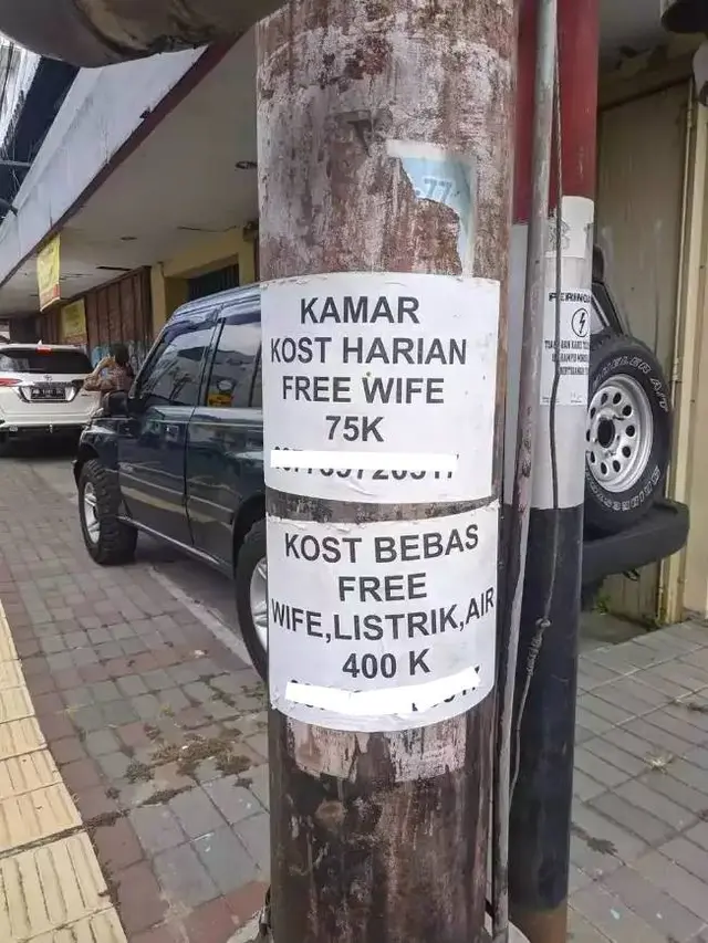 8 Potret Absurd Iklan Tempel di Tiang Listrik Ini Tulisannya Kocak