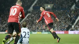 Zlatan Ibrahimovic (kanan) memborong dua gol untuk kemenangan Manchester United atas West Bromwich Albion pada lanjutan Premier League di The Hawthorns stadium,  West Bromwich, (17/12/2016).  (AFP/Oli Scarff)