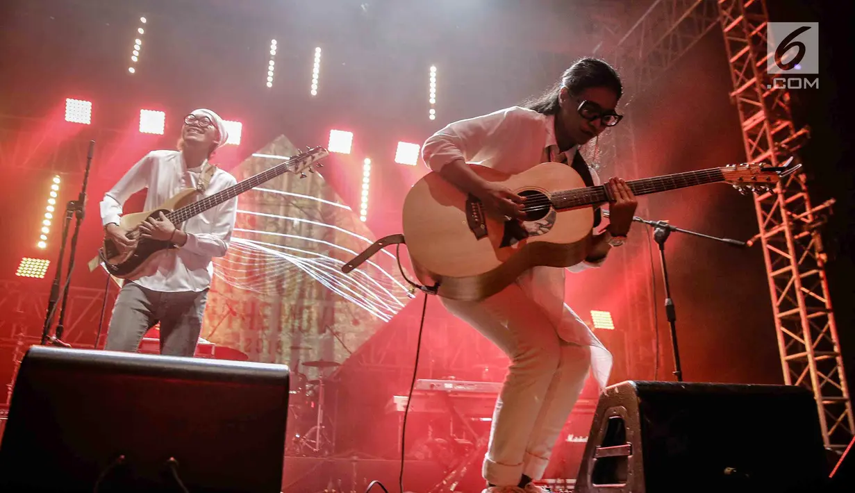 Musisi Endah N Rhesa saat tampil dalam Java Jazz on The Move di Jakarta, Kamis (15/2). Duo musisi ini dikenal dengan tembang-tembangnya yang intim dan romantis. (Liputan6.com/Faizal Fanani)