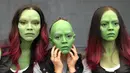 Potret Zoe Saldana (kiri) saat memerankan karakter Gamora bersama seorang crew dan stuntman yang mengenakan topeng wajah Gamora. Selain terkenal saat menjadi Neytiri di Avatar, ibu 3 anak itu juga memiliki banyak penggemar saat memerankan karakter prajurit wanita berkulit hijau tersebut dalam film adaptasi komik Marvel, Guardians Of The Galaxy. (Instagram/@jamesgunn)