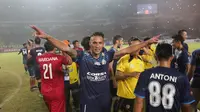 Raphael Maitimo  merayakan kemenangan usai menjuarai Torabika Bhayangkara Cup 2016 di SUGBK, Jakarta, Minggu (3/4/2016). (Bola.com/Nicklas Hanoatubun)