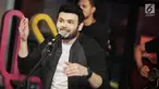 Penampilan Ridho Rhoma saat berkunjung ke kantor Kapanlagi Youniverse (KLY), Gondangdia, Jakarta, Jumat (28/9). Dalam penampilannya Ridho Rhoma membawakan lagu-lagu hits nya seperti 'Hanya Dia', 'Menunggu', dan 'Cuma Kamu'. (Liputan6.com/Faizal Fanani)