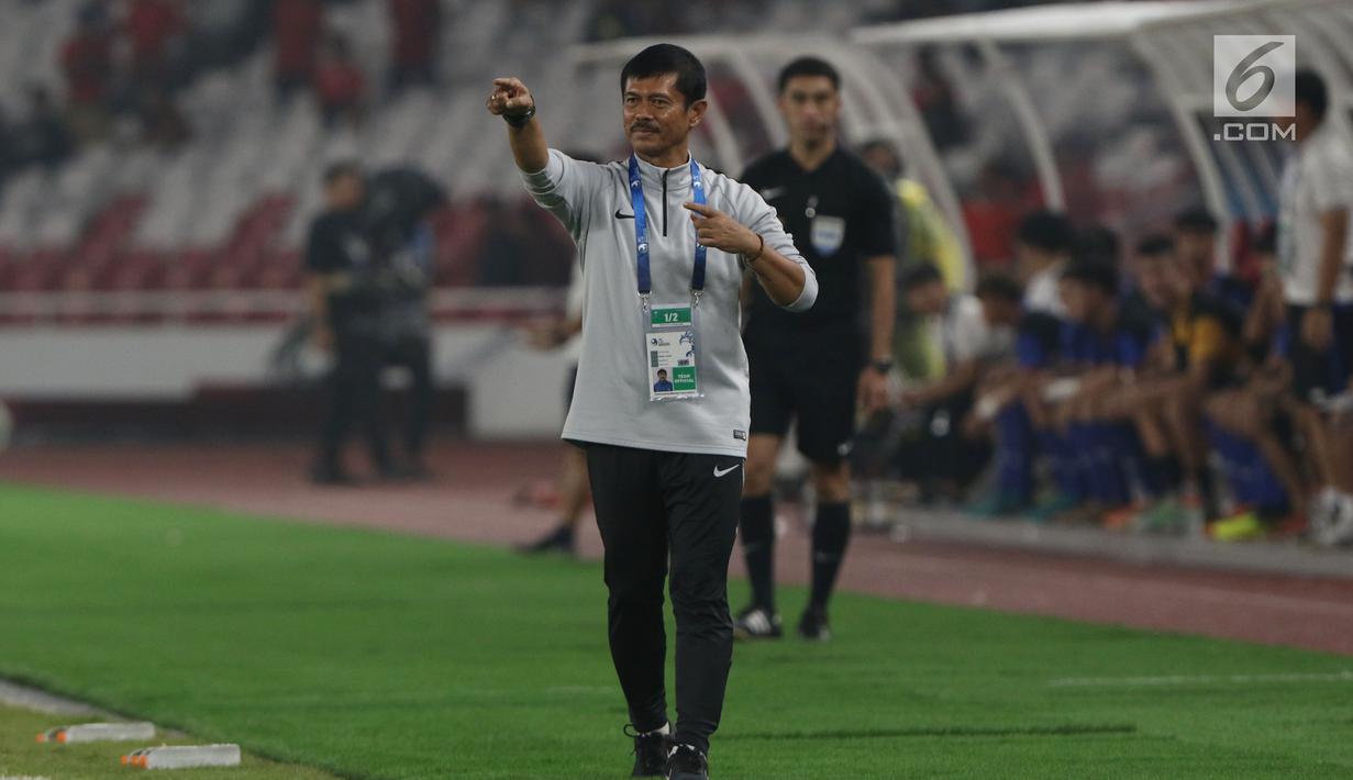 Pelatih Timnas Indonesia U-19, Indra Sjafri memberi arahan saat melawan Chinnese Taipei pada laga penyisihan Grup A Piala AFC U-19 2018 di Stadion GBK, Jakarta, Kamis (18/10). Babak pertama berakhir imbang 0-0. (Liputan6.com/Helmi Fithriansyah)